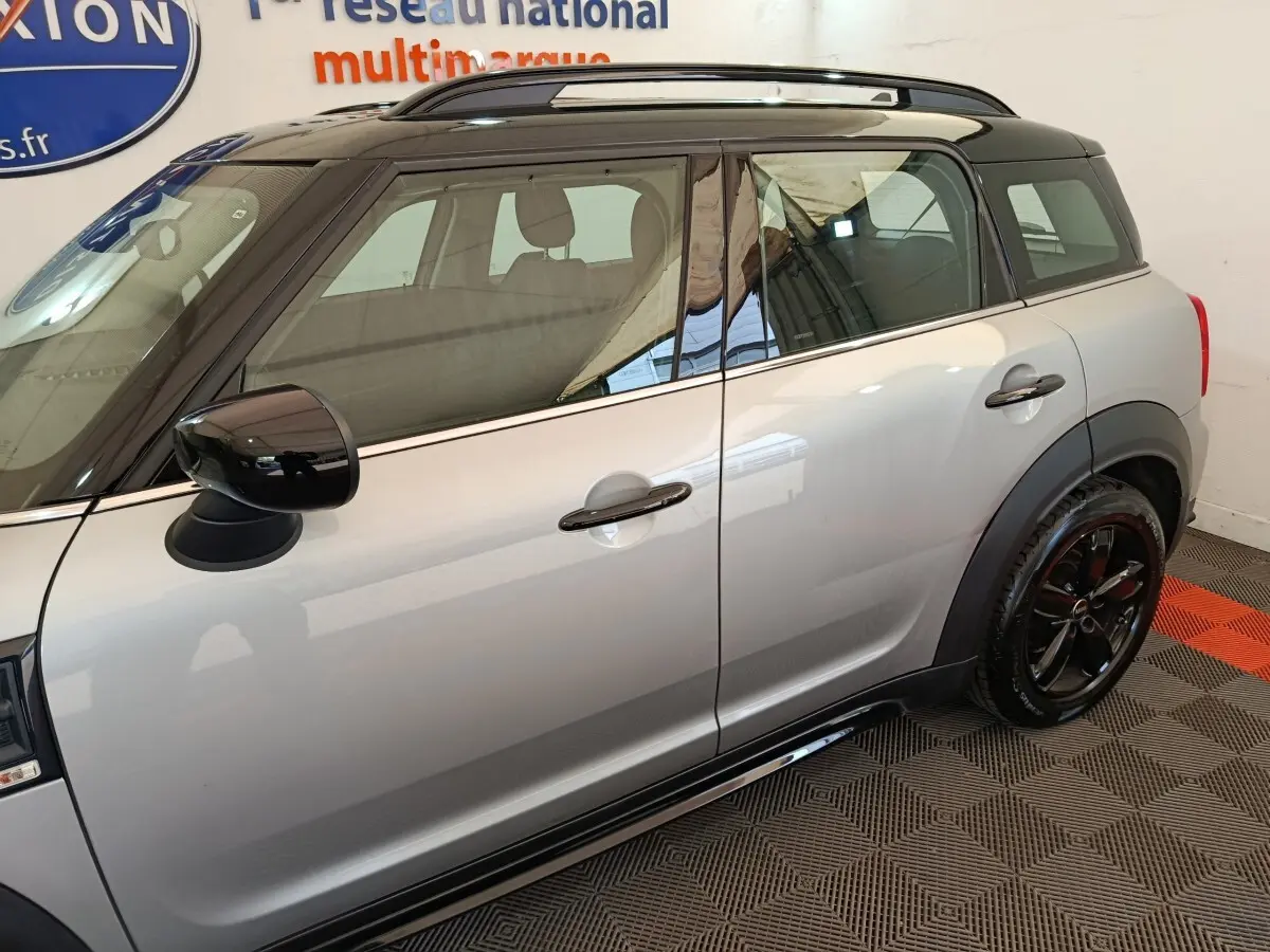 Vue latérale droite du MINI Countryman gris foncé avec toit noir et jantes noires brillantes.