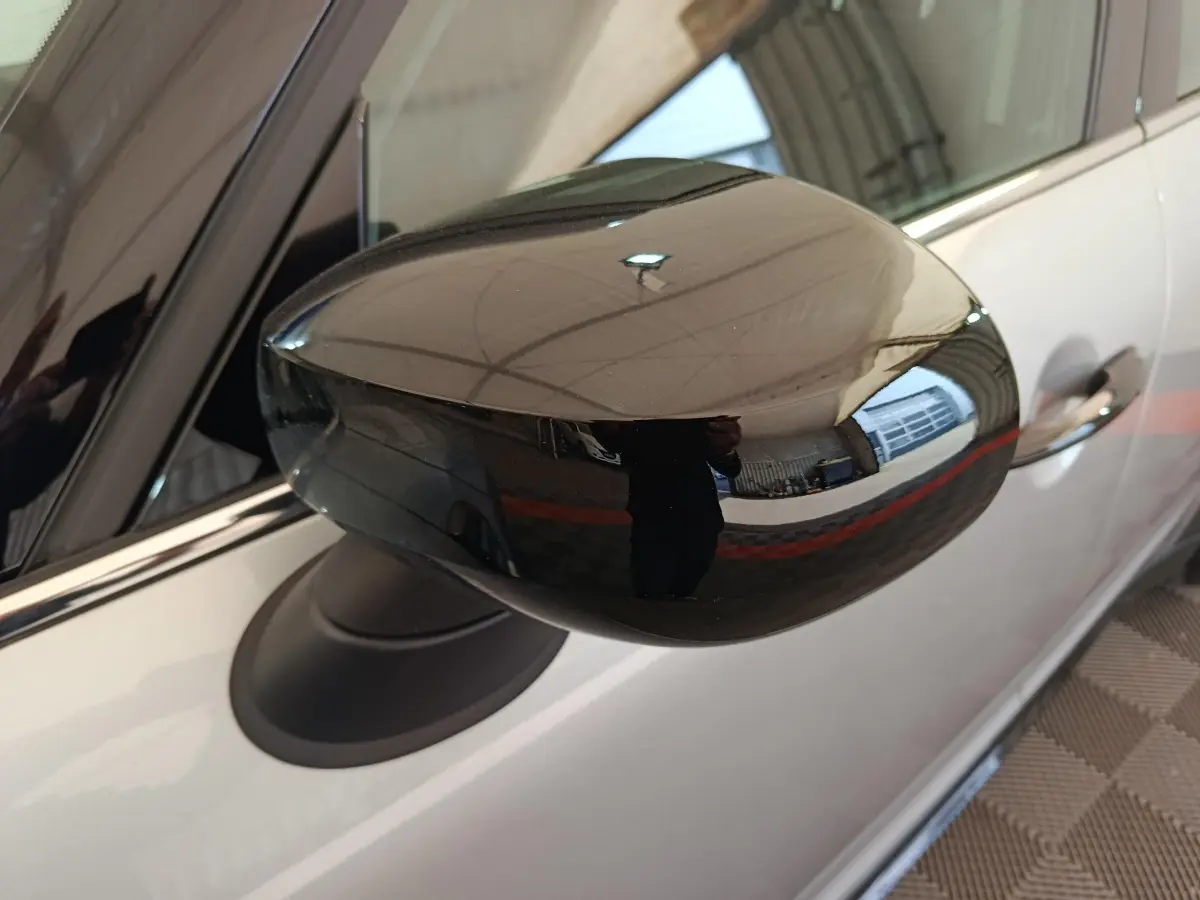 Rétroviseur droit noir brillant sur MINI Countryman gris foncé, vue rapprochée du côté passager.