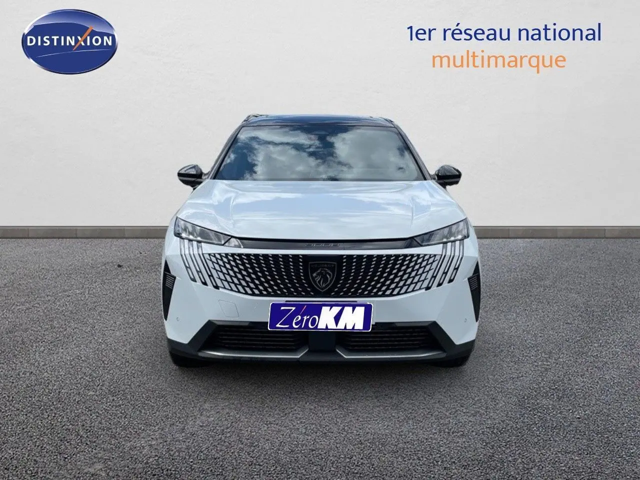 Vue de face du Peugeot 5008 HYBRID blanc Okenite avec toit noir, calandre distinctive et phares LED fins.