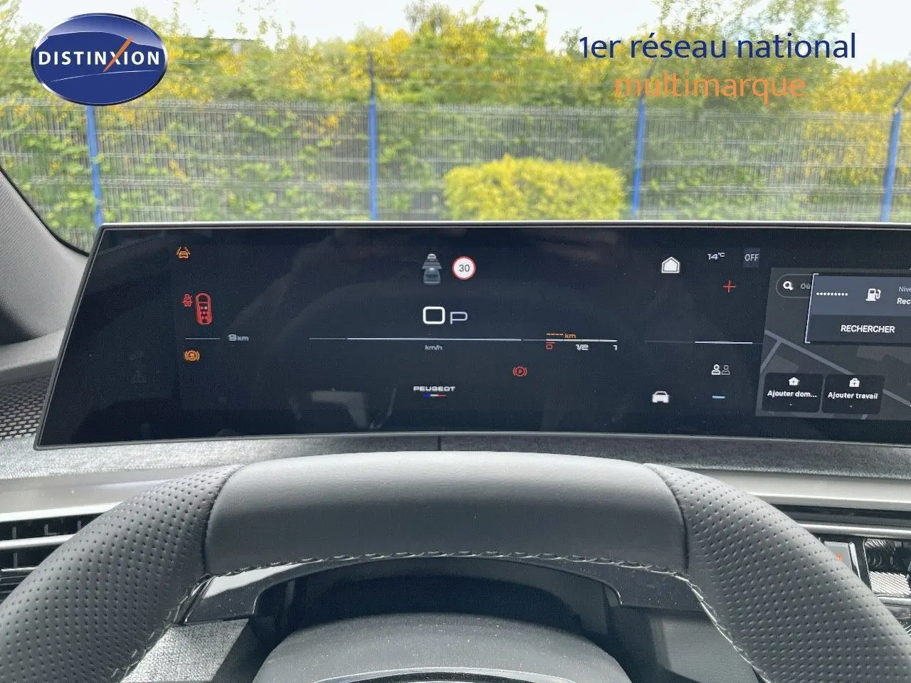 Vue rapprochée du tableau de bord numérique du Peugeot 5008 Hybrid 2025, avec affichage clair et volant en cuir noir perforé.