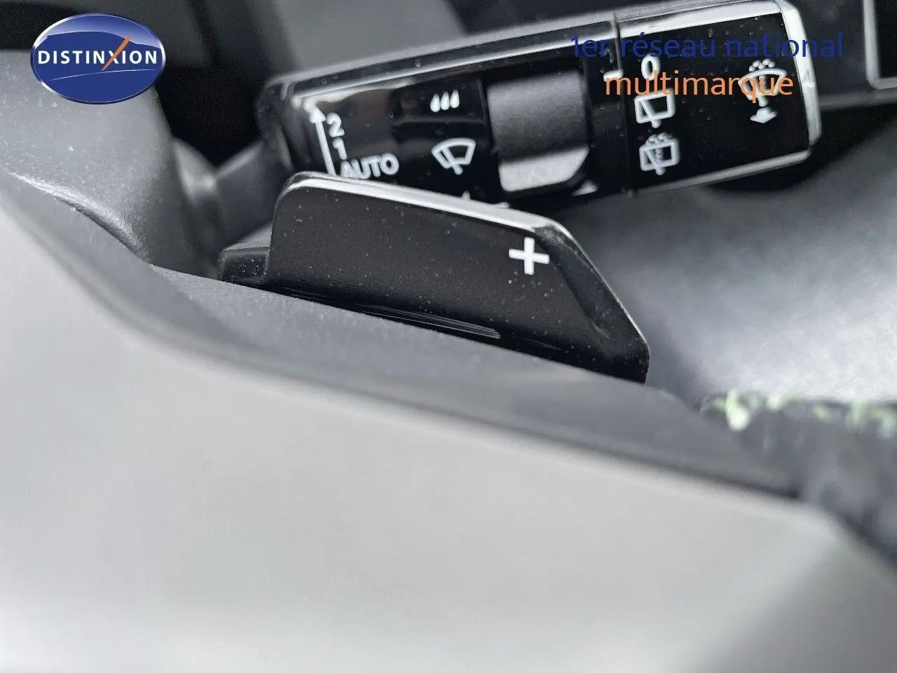 Gros plan sur la palette de changement de vitesse droite et la commande d'essuie-glace du Peugeot 5008 Hybrid 2025.