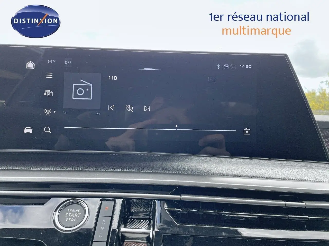 Vue rapprochée du tableau de bord du Peugeot 5008 Hybrid 2025 avec écran tactile et bouton start/stop.