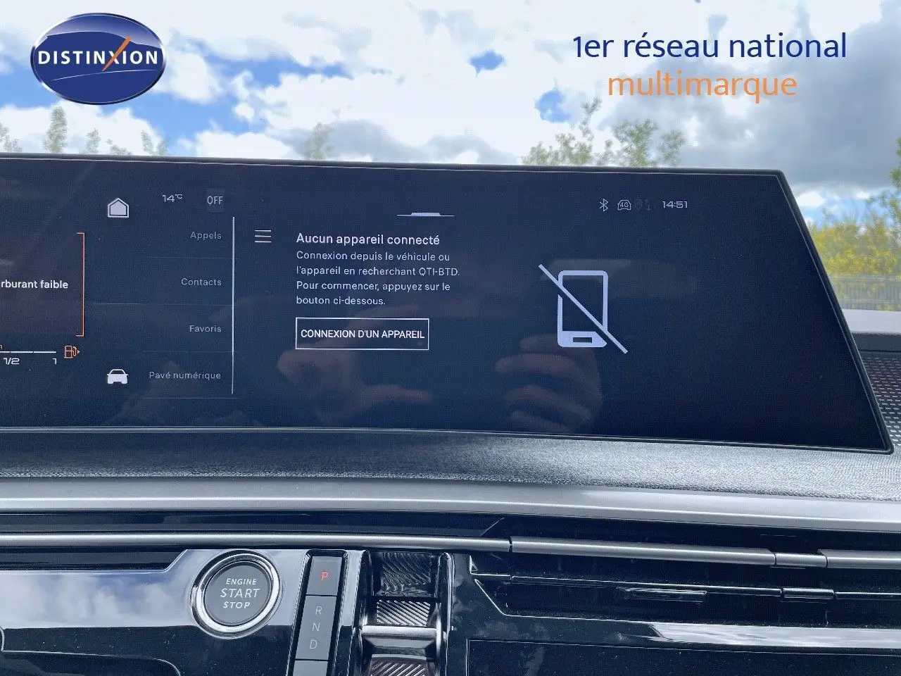 Tableau de bord du Peugeot 5008 Hybrid 136ch GT 2025 avec écran tactile et bouton start/stop, intérieur moderne noir.