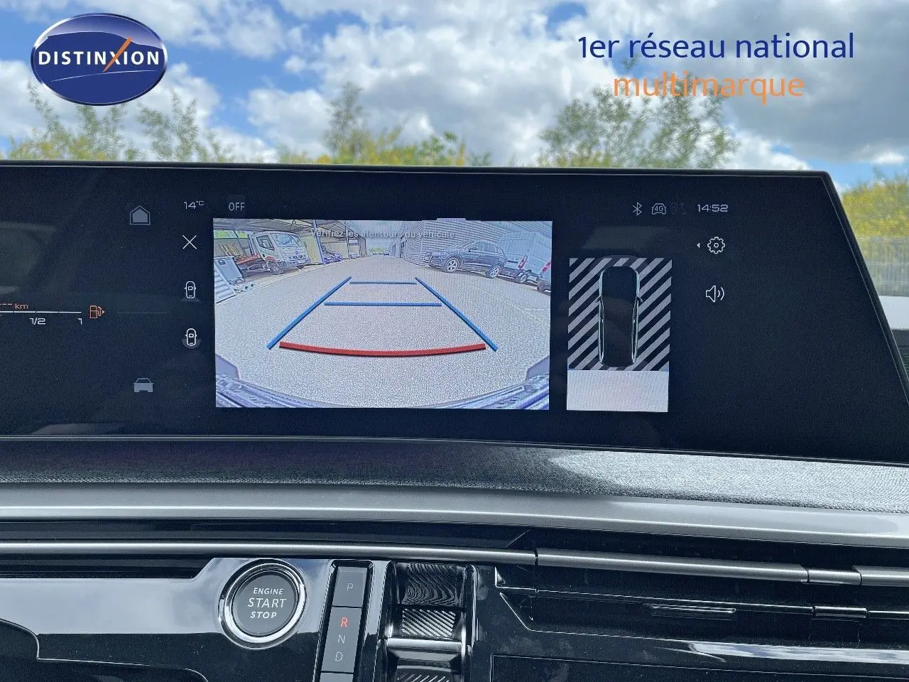 Écran central affichant la caméra de recul du Peugeot 5008 Hybrid blanc avec toit noir, vue intérieure du tableau de bord.