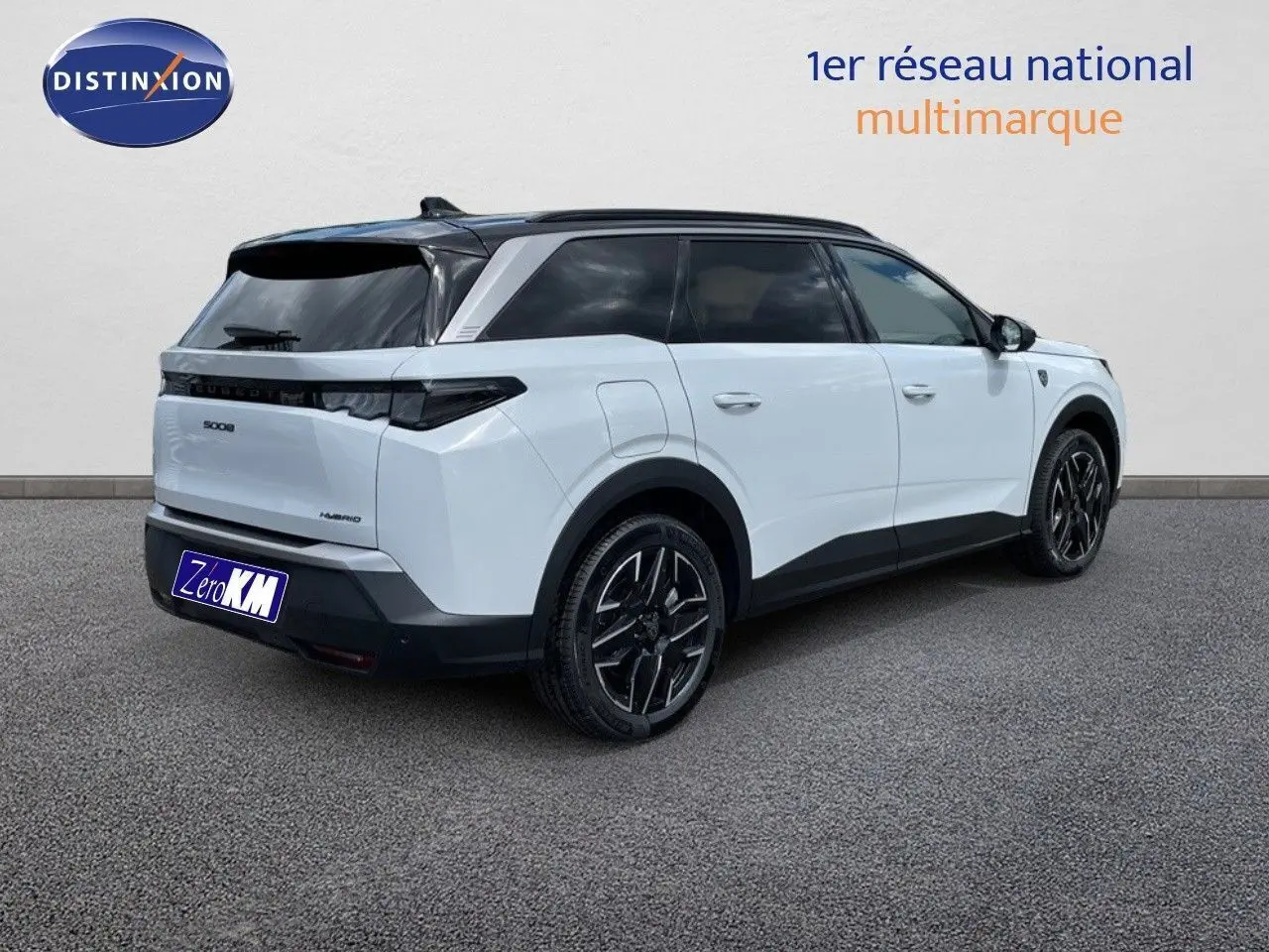 Peugeot 5008 Hybrid 136ch GT blanc Okenite métal avec toit noir, vue 3/4 arrière côté gauche.