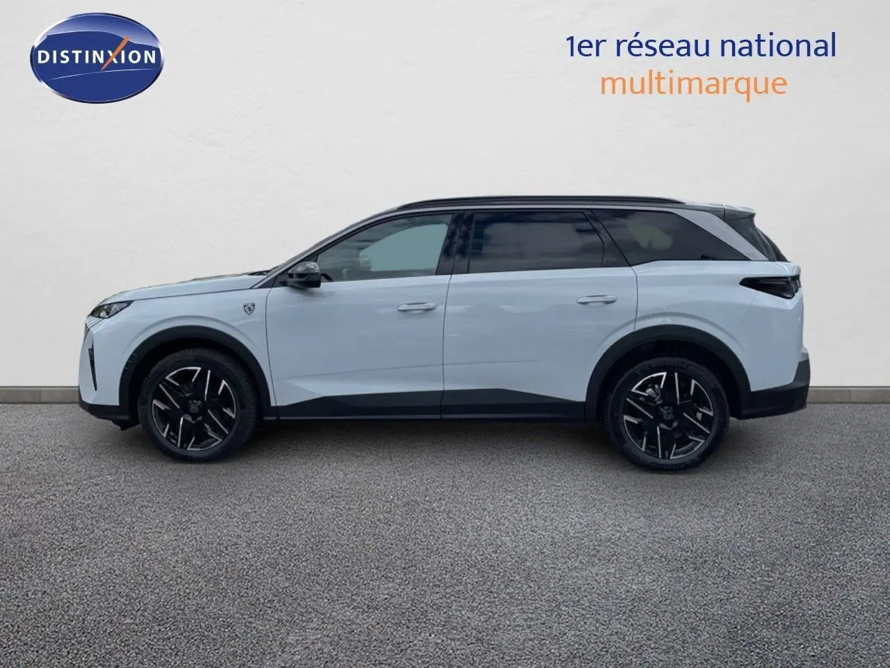 Profil droit d'un Peugeot 5008 hybride blanc Okenite avec toit noir, jantes noires et design moderne 2025.