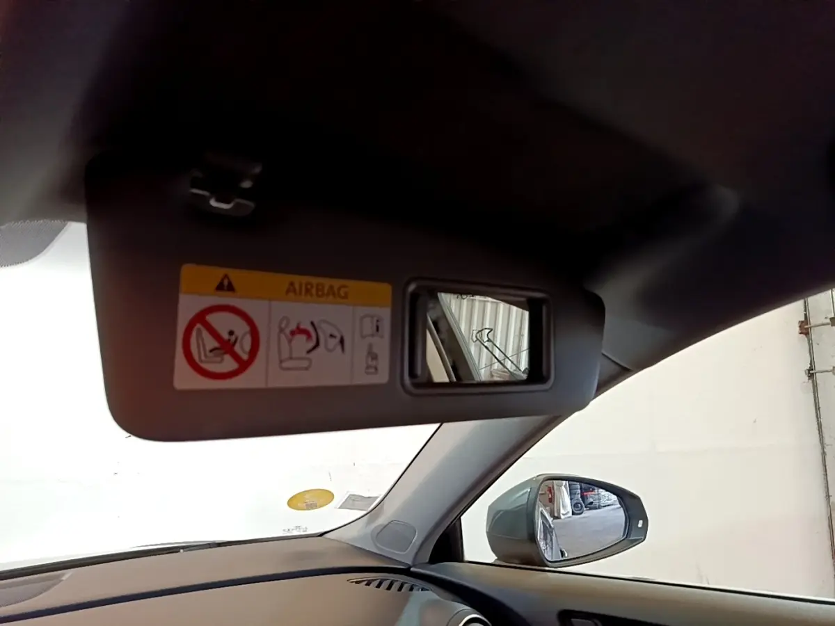 Détail du pare-soleil côté conducteur avec miroir intégré et rétroviseur extérieur gris foncé d’une Audi A3 30 TDI 2019.