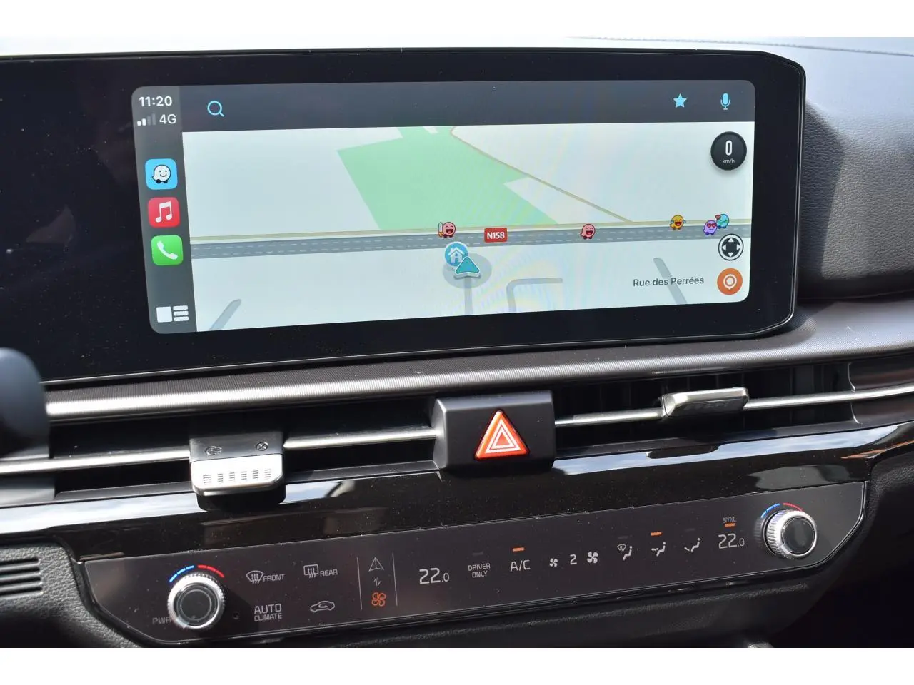 Gros plan sur l’écran tactile 12,3’’ et la console centrale noire du Kia Sportage hybride 2026 avec affichage de navigation.