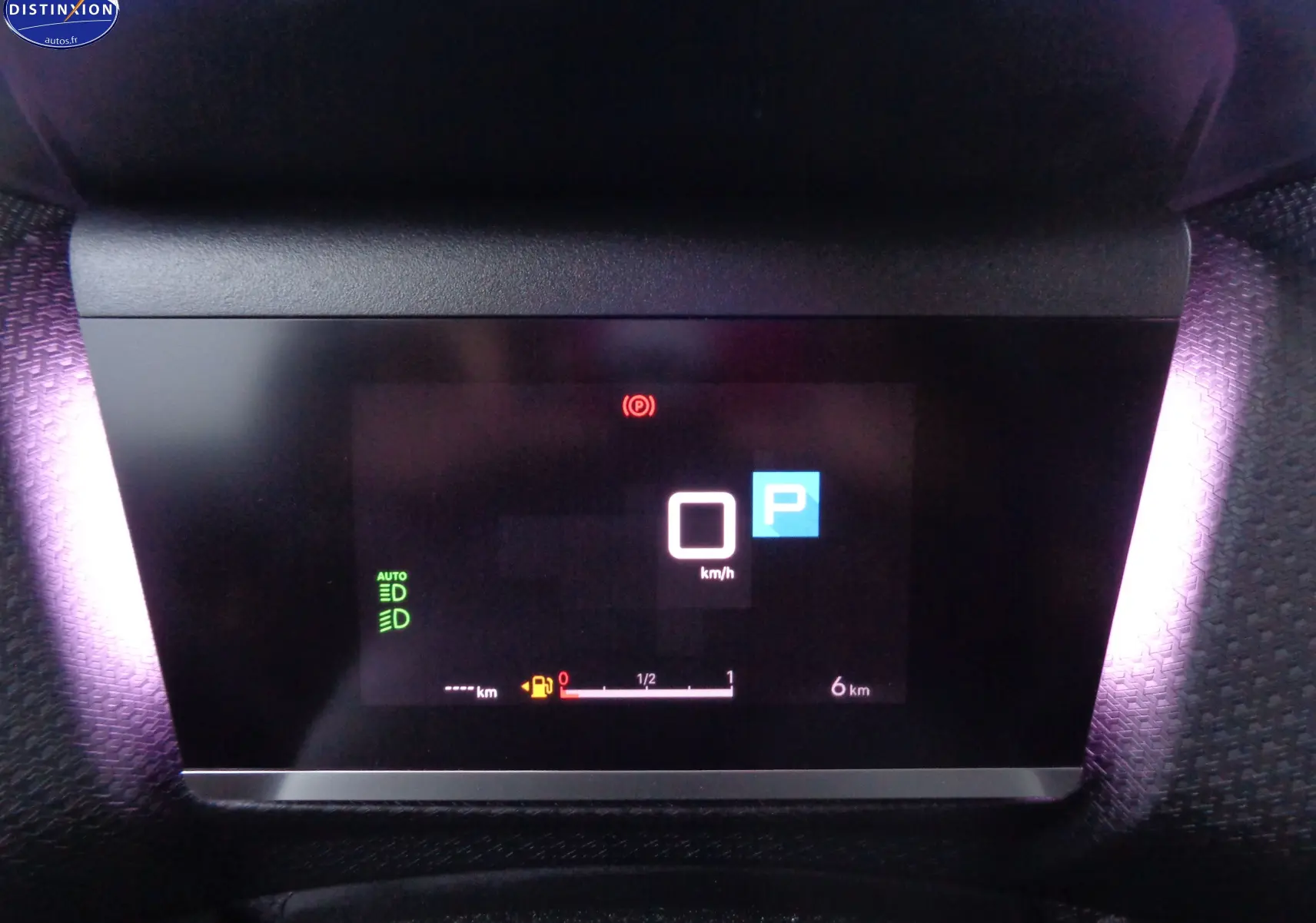 Affichage numérique du tableau de bord de la Citroën C4 X 2023, indiquant la vitesse à 0 km/h et le mode parking activé.