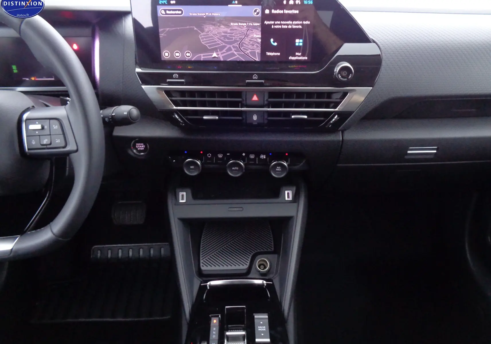 Intérieur de la Citroën C4 X 2023, tableau de bord moderne avec écran tactile et console centrale noire élégante.