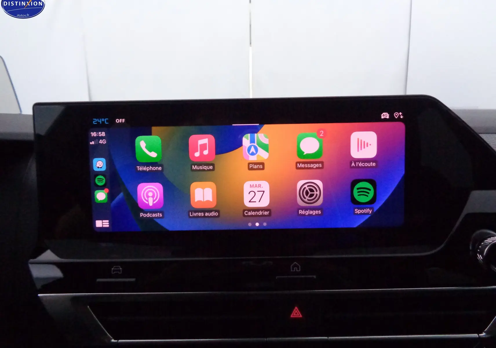 Écran tactile central allumé dans l’habitacle de la Citroën C4 X rouge Elixir Metal, affichant des applications connectées.