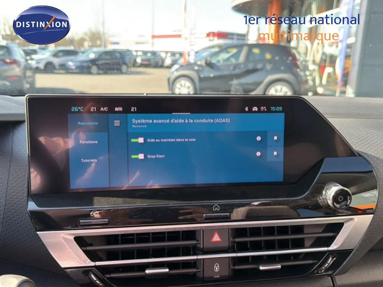 Vue intérieure du tableau de bord de la Citroën C4 X rouge Elixir Metal, avec écran tactile affichant l'ADAS.