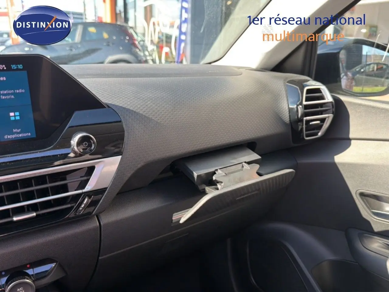 Intérieur de la Citroën C4 X rouge Elixir Metal, vue côté passager sur la planche de bord et boîte à gants ouverte.