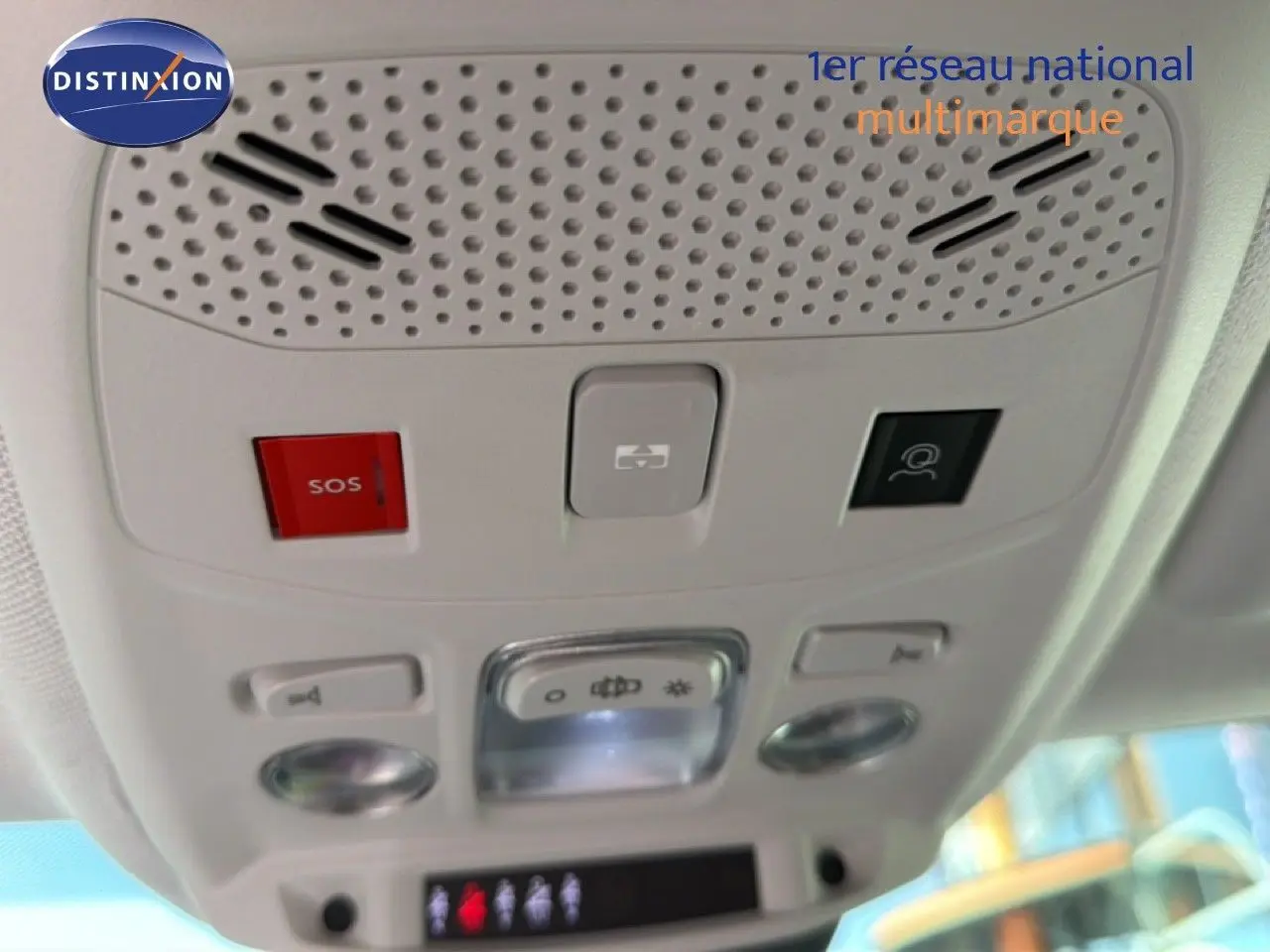 Plafonnier intérieur avec commandes SOS et éclairage de la Citroën C4 X rouge Elixir Metal, vue en gros plan.