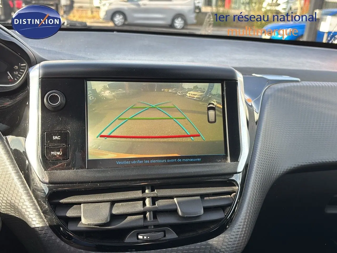 Écran central affichant la caméra de recul dans l'habitacle d'une Peugeot 208 noire perle métal de 2019.