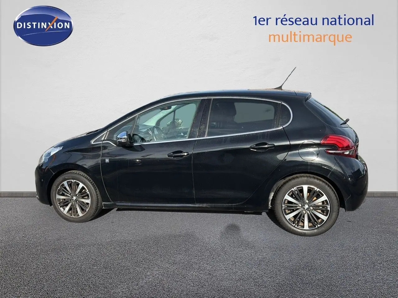 Profil côté gauche d'une Peugeot 208 noire perle métal 5 portes, avec jantes alliage et vitres teintées.