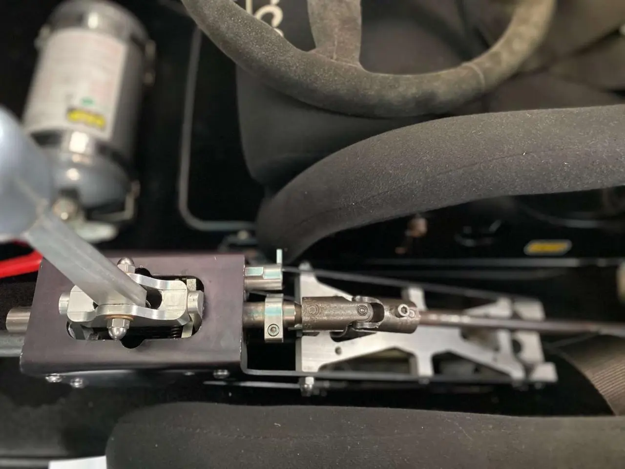 Gros plan intérieur sur le sélecteur de vitesse à commande rigide de la Porsche 911 3.0 SC gris métallisé de 1980.