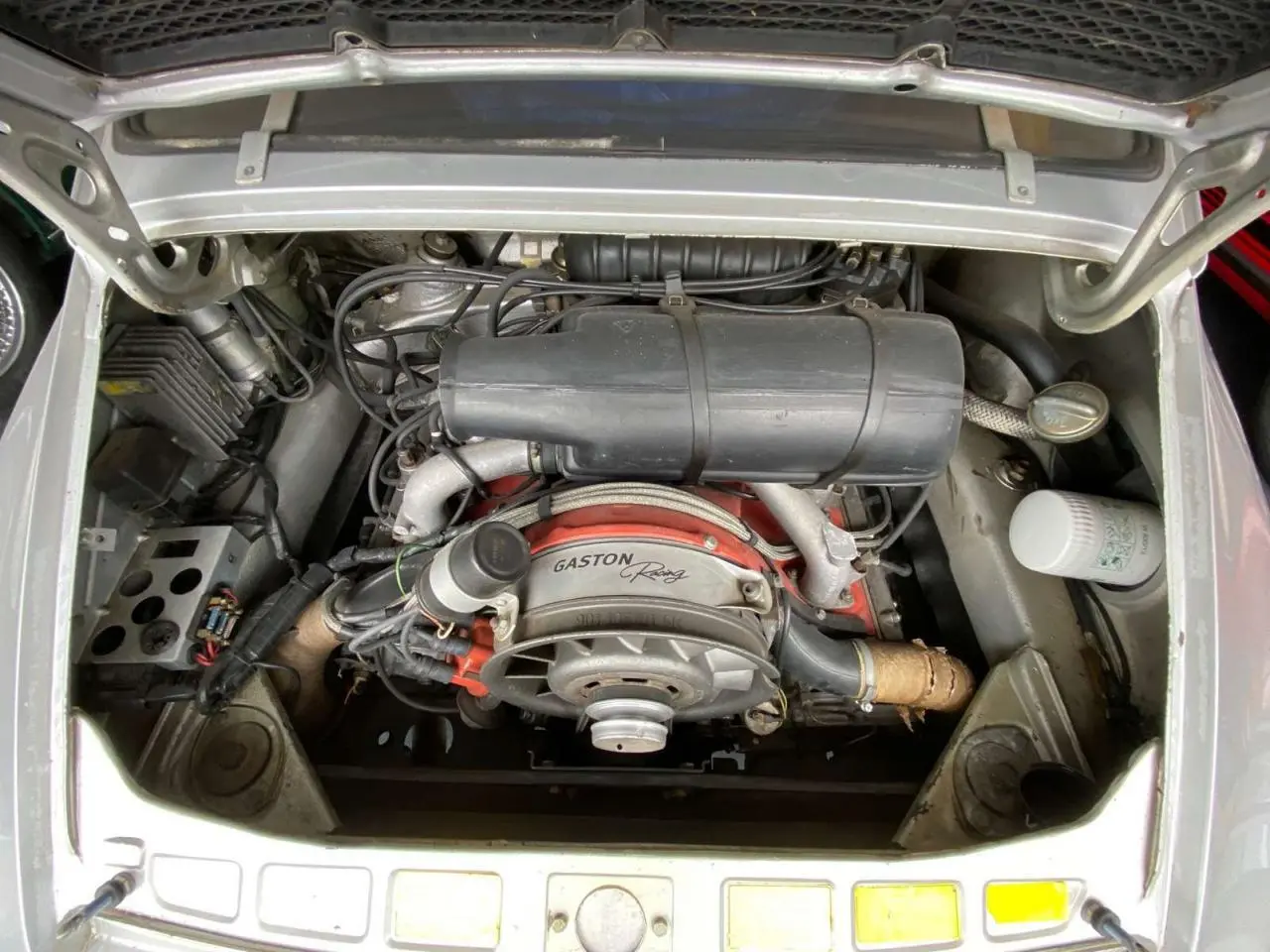 Moteur vu de dessus d'une Porsche 911 3.0 SC gris métallisé, avec bloc marqué Gaston Racing.