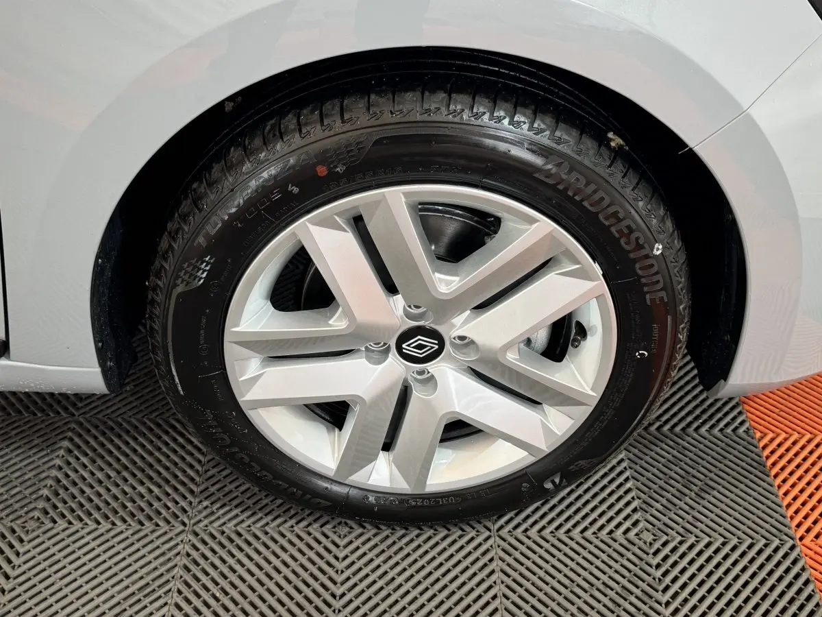 Gros plan sur la roue avant droite de la Renault Clio gris clair avec jante alliage et pneu Bridgestone.