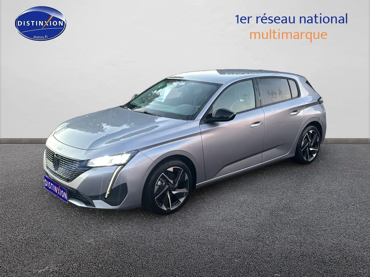 Peugeot 308 gris Artense vue 3/4 avant droit avec phares LED et jantes alliage distinctives.