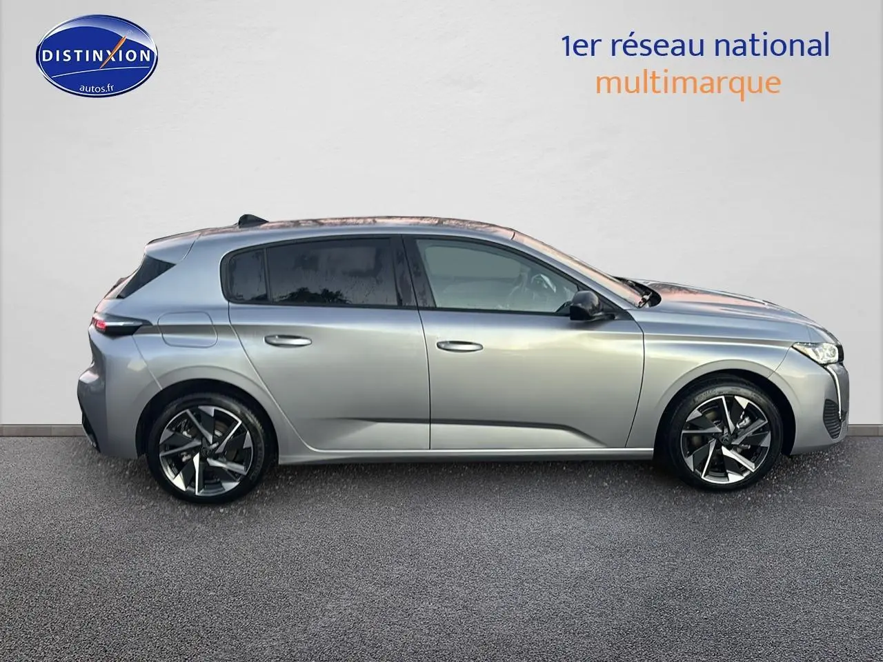 Peugeot 308 gris Artense vue de profil côté gauche avec jantes alliage et vitres surteintées.