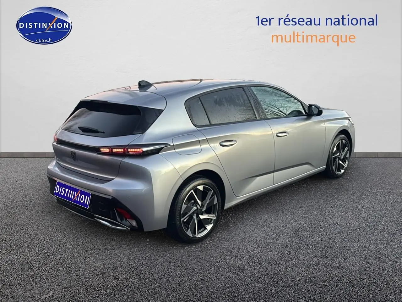 PEUGEOT 308 gris artense en 3/4 arrière droit, avec vitres surteintées et jantes alliage distinctives.