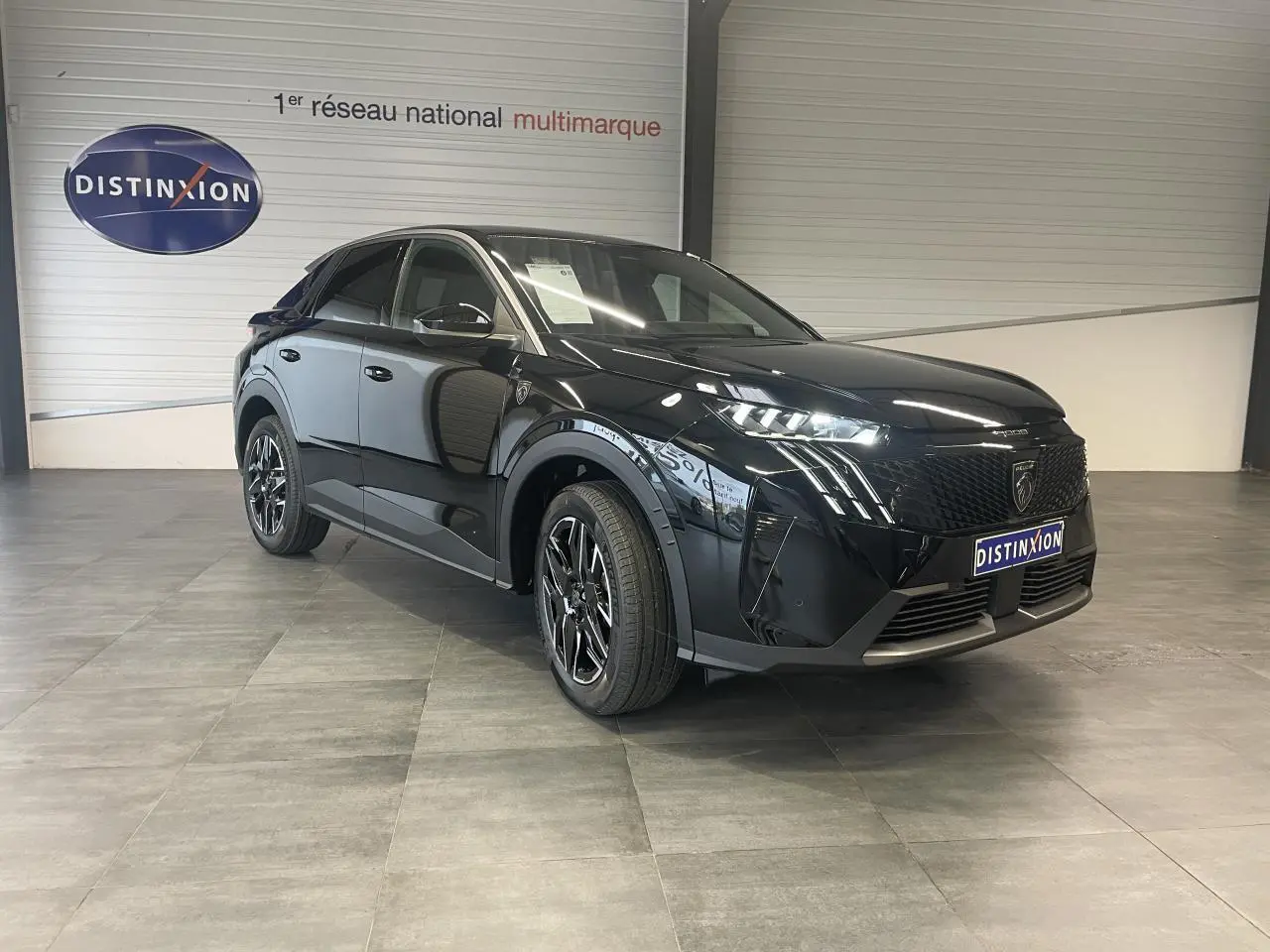 Peugeot 3008 GT noir métallisé en 3/4 avant droit, avec feux LED griffes et jantes alliage 19 pouces.