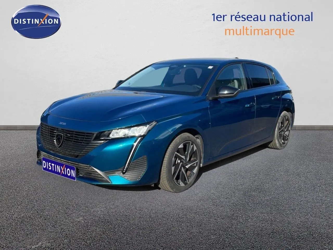 Peugeot 308 bleu obsession métal vue 3/4 avant droit avec signature lumineuse LED distinctive.