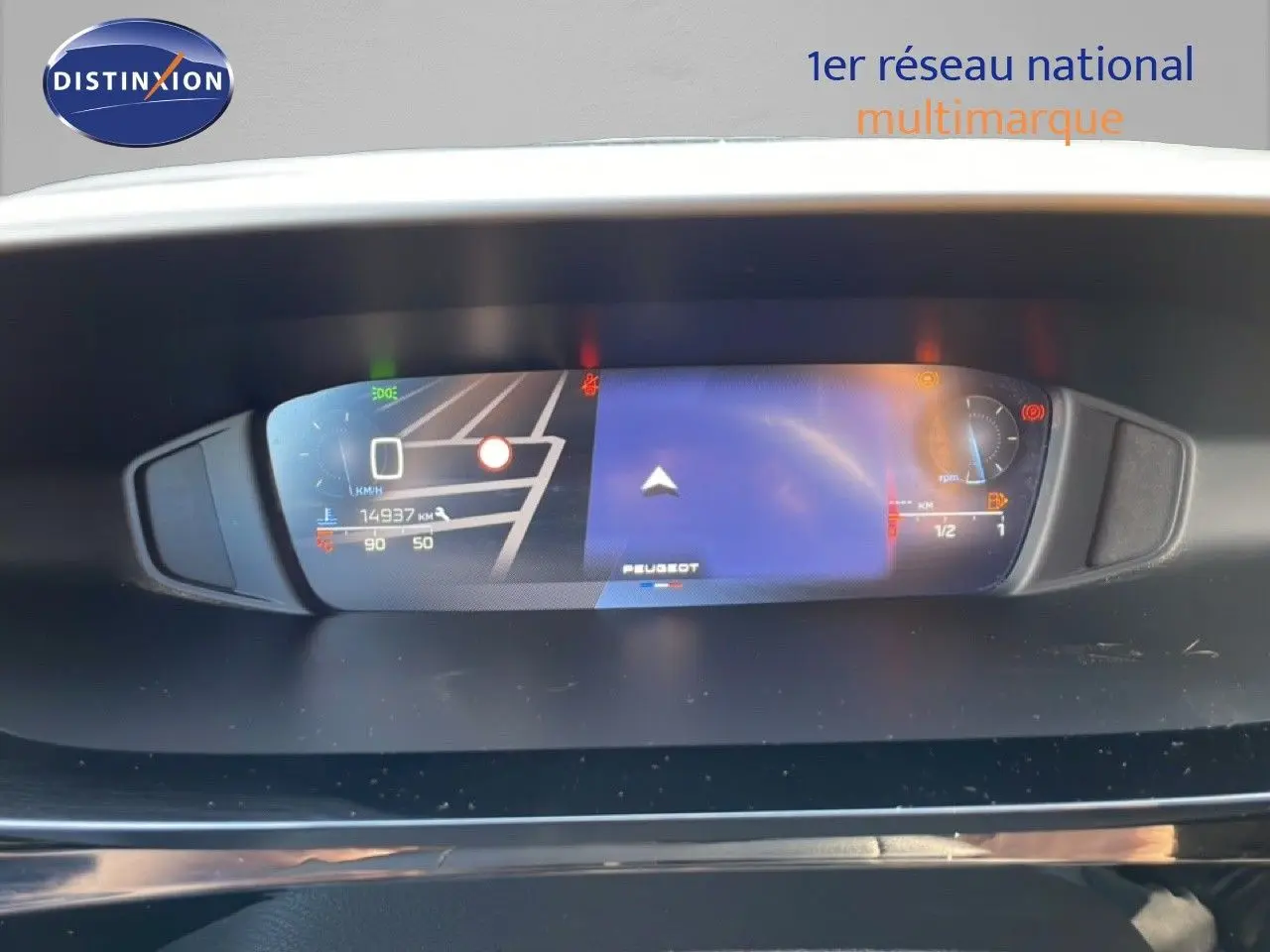 Tableau de bord numérique de Peugeot 308 2024 affichant la navigation et les compteurs, vue frontale intérieure.