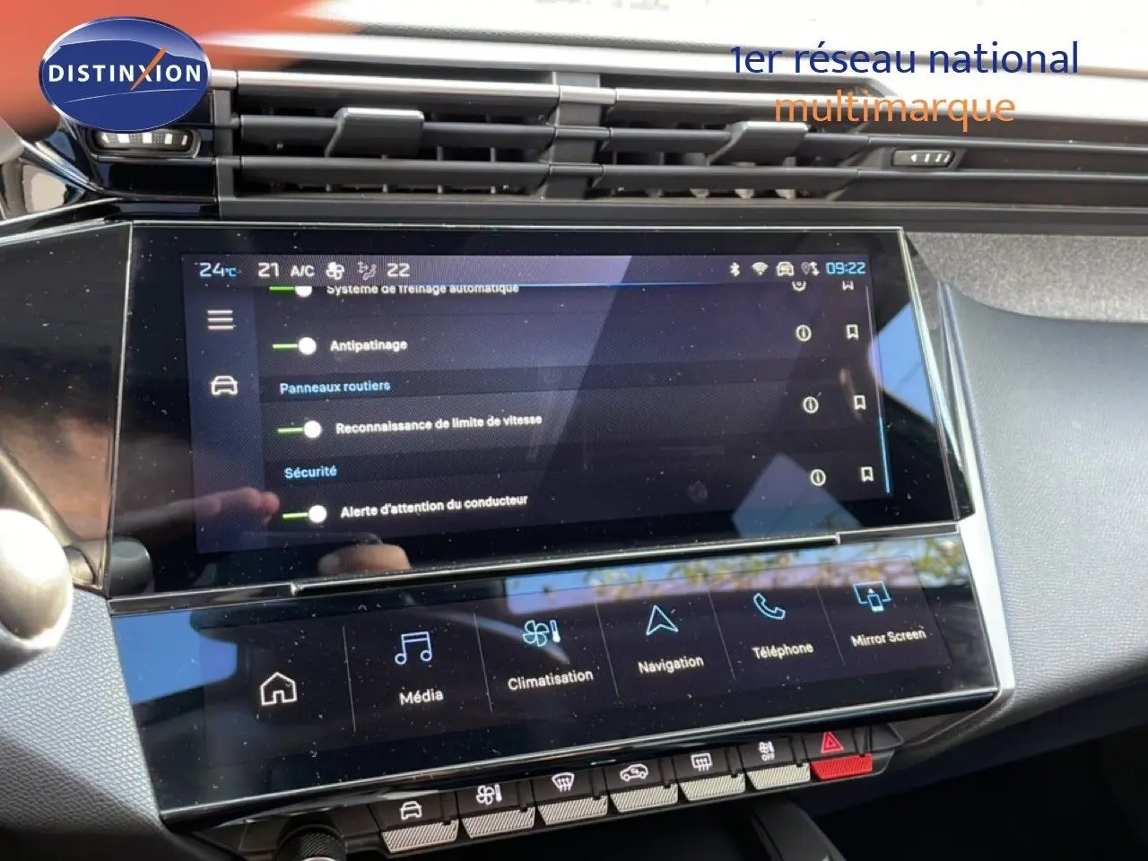 Écran tactile central de la Peugeot 308 1.2 PureTech 130ch Allure 2024, affichant les réglages de sécurité et climatisation.