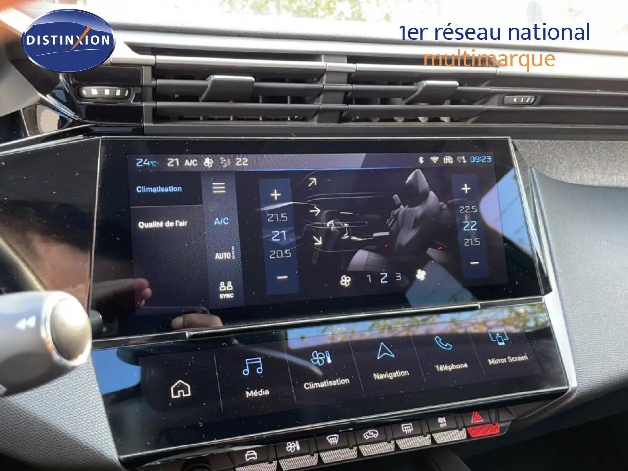 Vue rapprochée de l’écran tactile central de la Peugeot 308 2024, affichant le réglage de la climatisation.