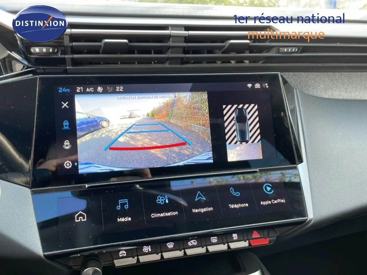 Écran central de la Peugeot 308 bleu Obsession 2024 montrant la caméra de recul avec guidage dynamique.
