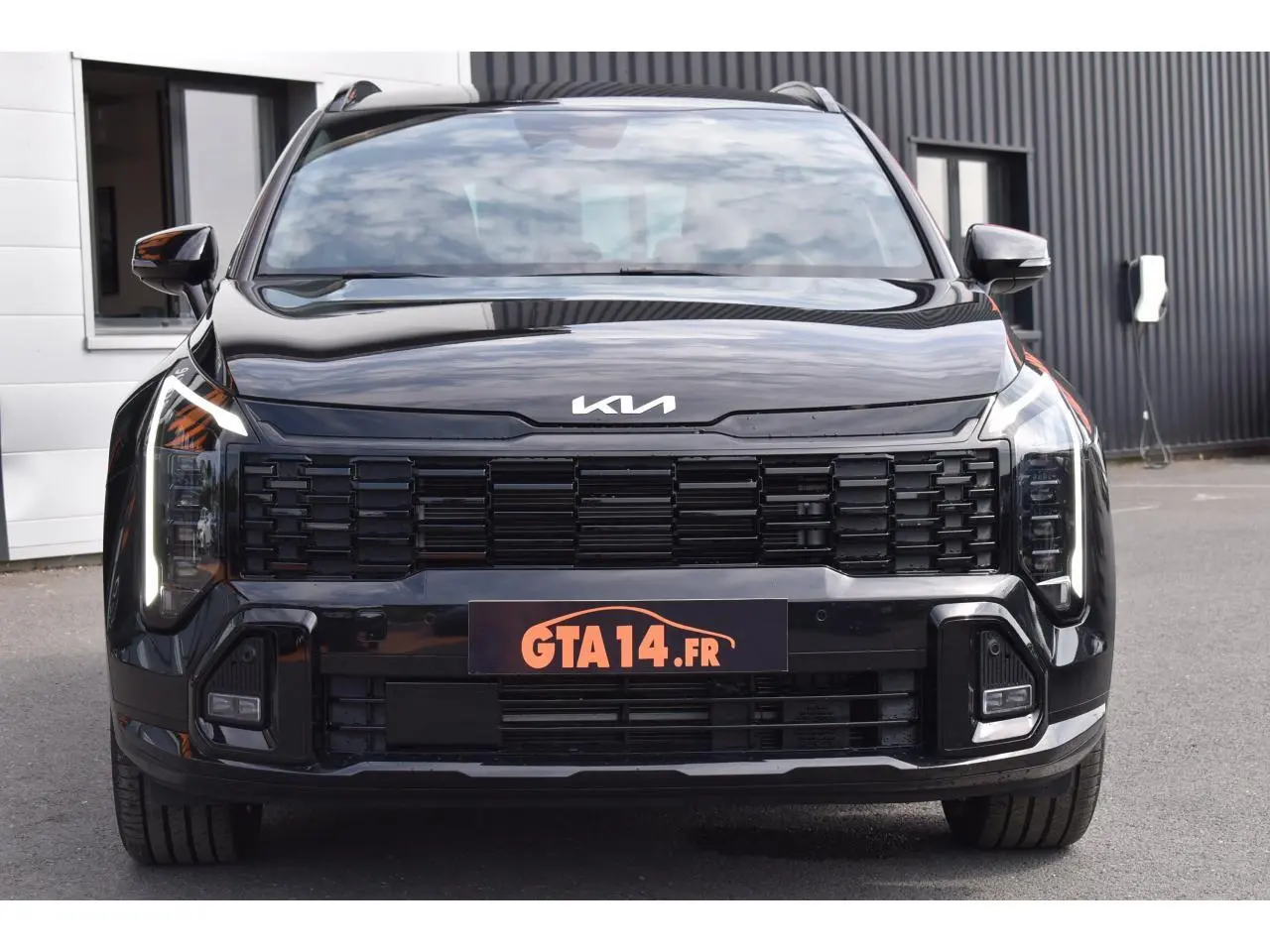 Vue frontale du KIA Sportage noir 2026 avec calandre noire et phares LED distinctifs en forme de T.