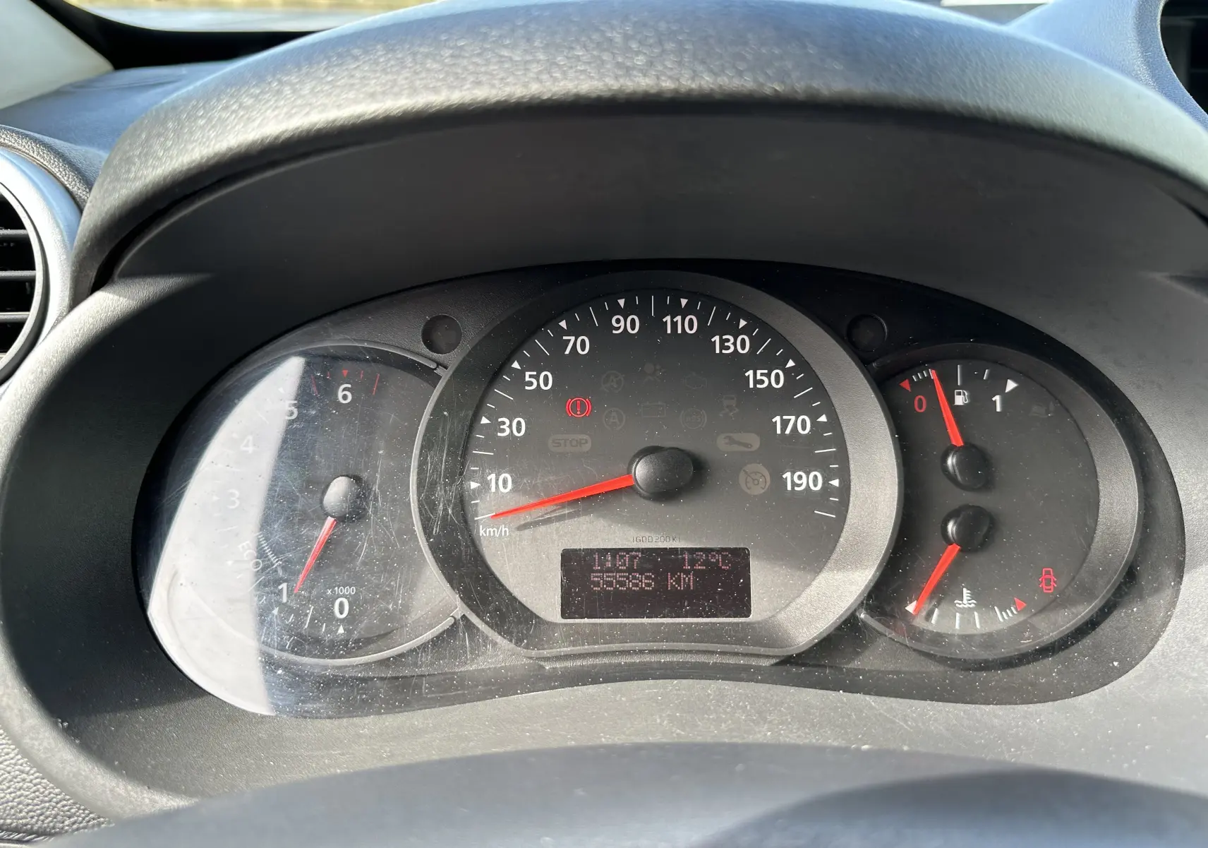 Tableau de bord du Nissan NV250 blanc 2020, vue frontale sur compteurs avec vitesse, régime et jauge carburant.