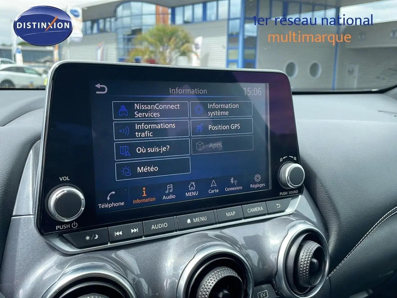 Écran tactile central affichant le menu d'informations du Nissan Juke Hybrid 2023, intérieur gris perle métallique.