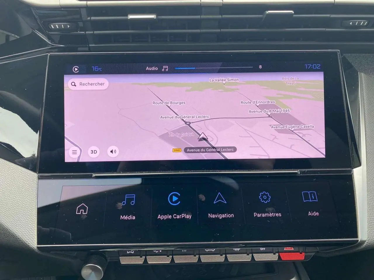 Écran tactile central de navigation et multimédia dans l'habitacle d'une Peugeot 308 2023 vue de face.
