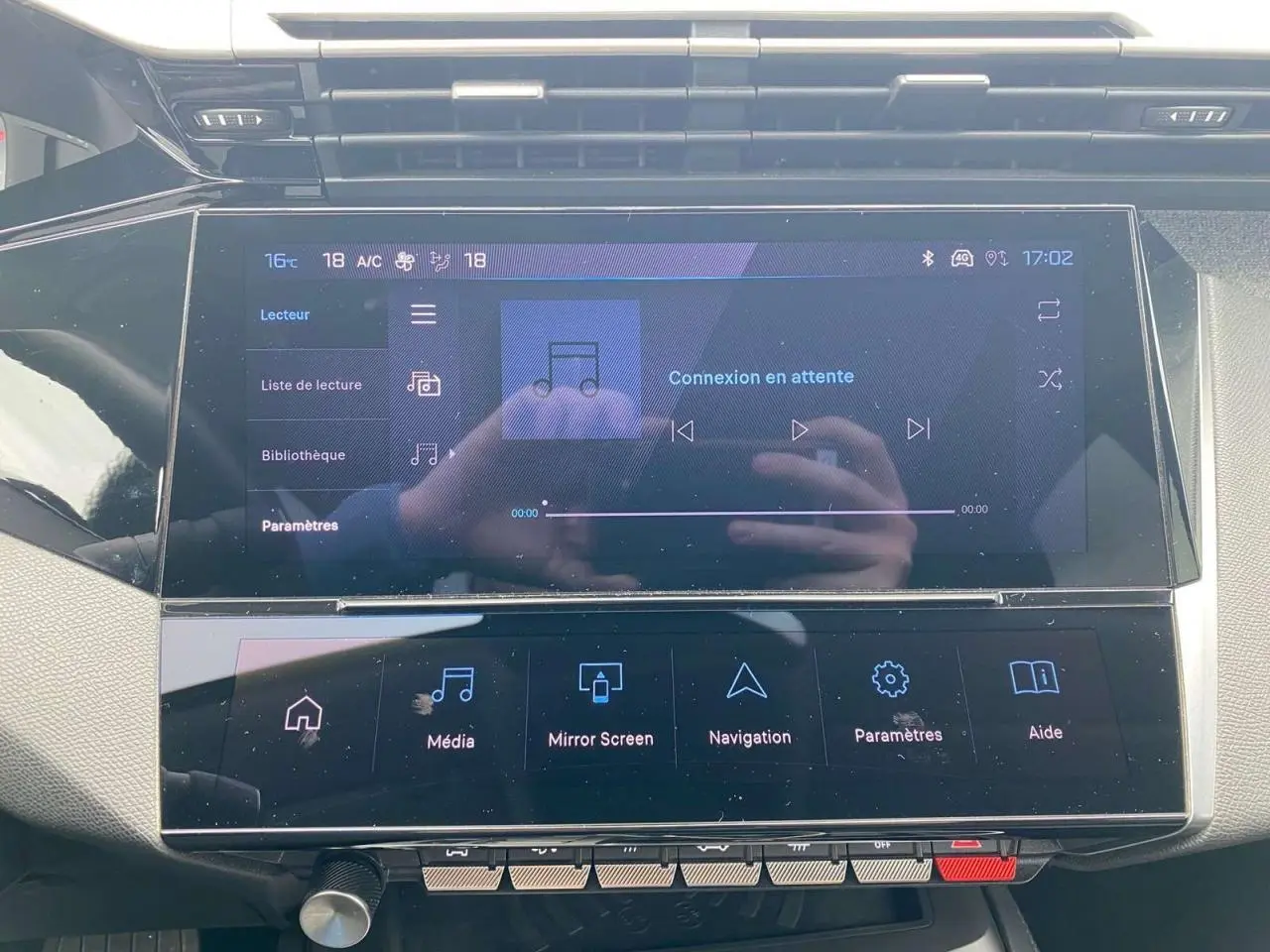 Écran tactile central du Peugeot 308 2023 affichant le menu multimédia et navigation dans l'habitacle.