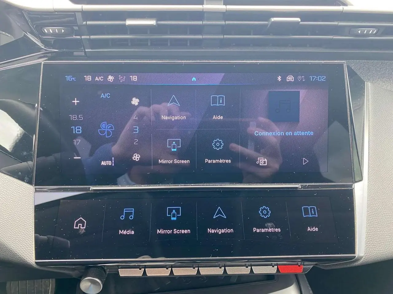 Écran tactile central de la Peugeot 308 2023 affichant la navigation et les réglages climatiques.