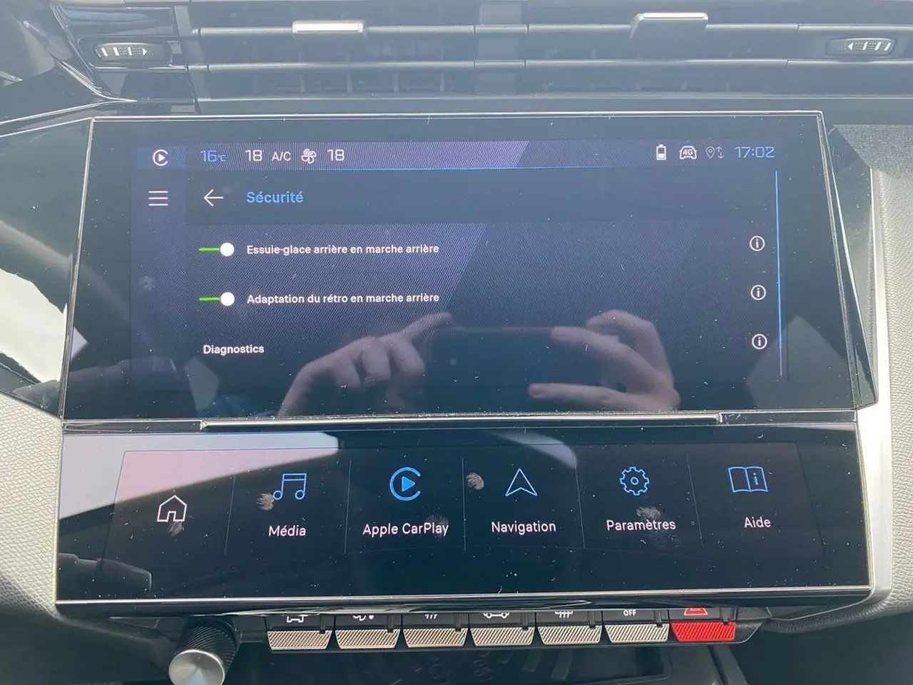 Écran tactile central du Peugeot 308 2023 affichant les réglages de sécurité avec interface Apple CarPlay visible.