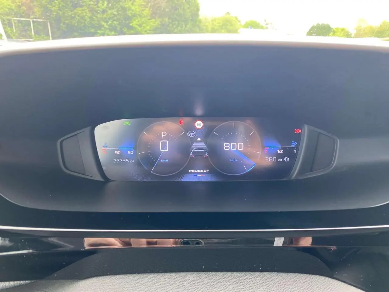 Combiné numérique 10 pouces du Peugeot 308 affichant la vitesse, régime moteur et autonomie, vue de face intérieure.