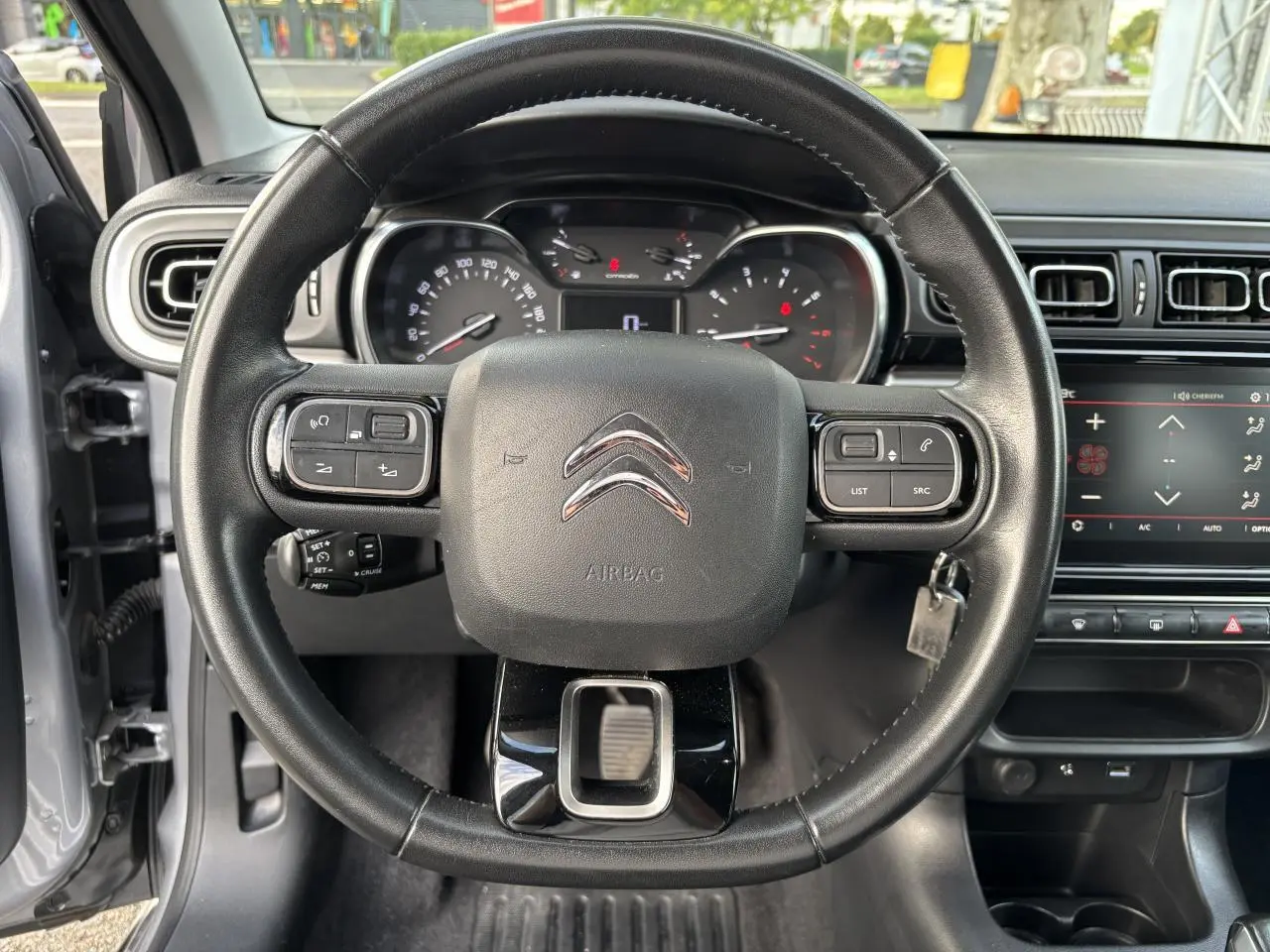 Vue rapprochée du volant noir de la Citroën C3 2019 avec commandes intégrées et tableau de bord visible.