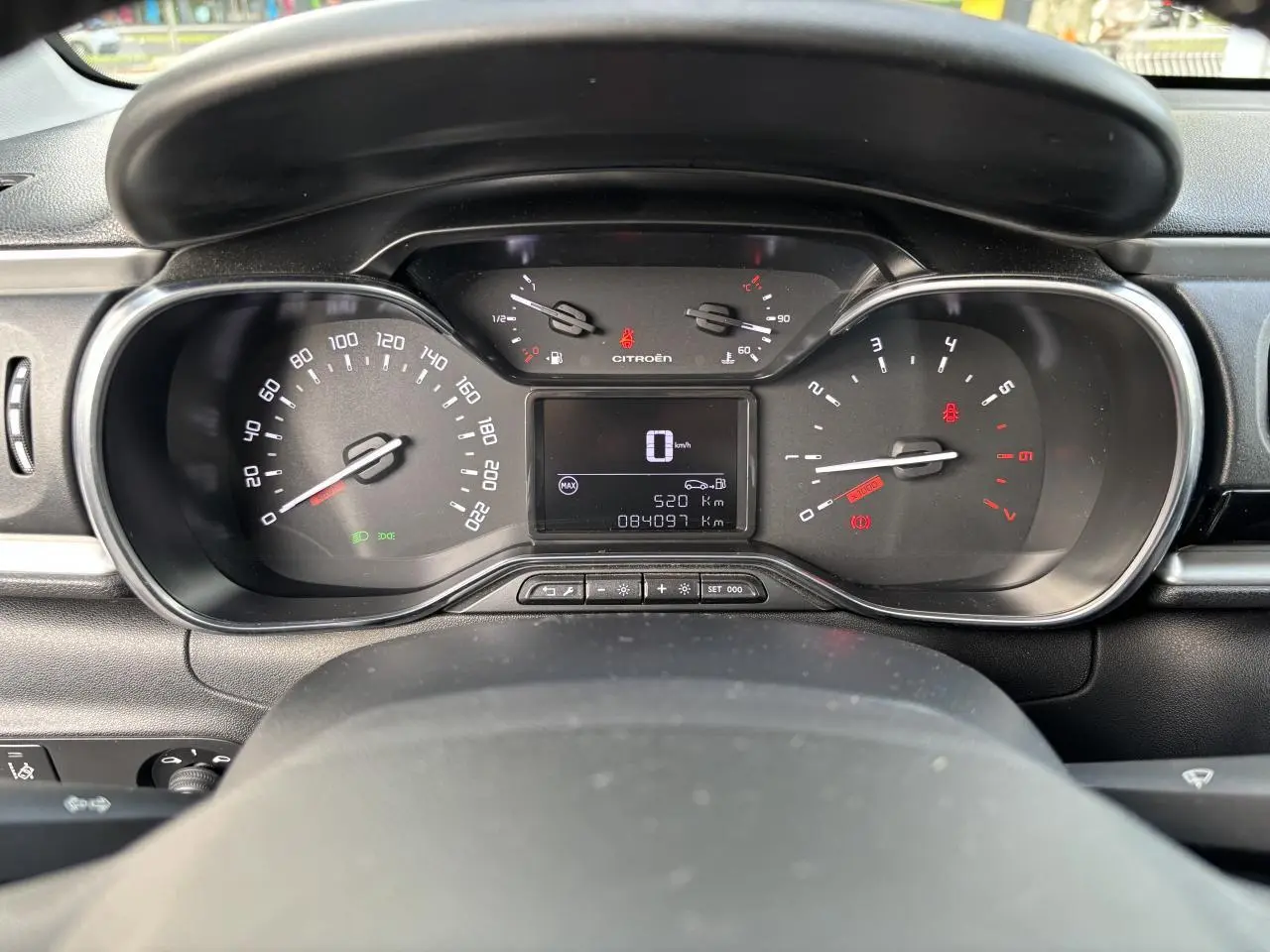 Vue rapprochée du tableau de bord de la Citroën C3 2019, affichage numérique et compteurs analogiques noirs.