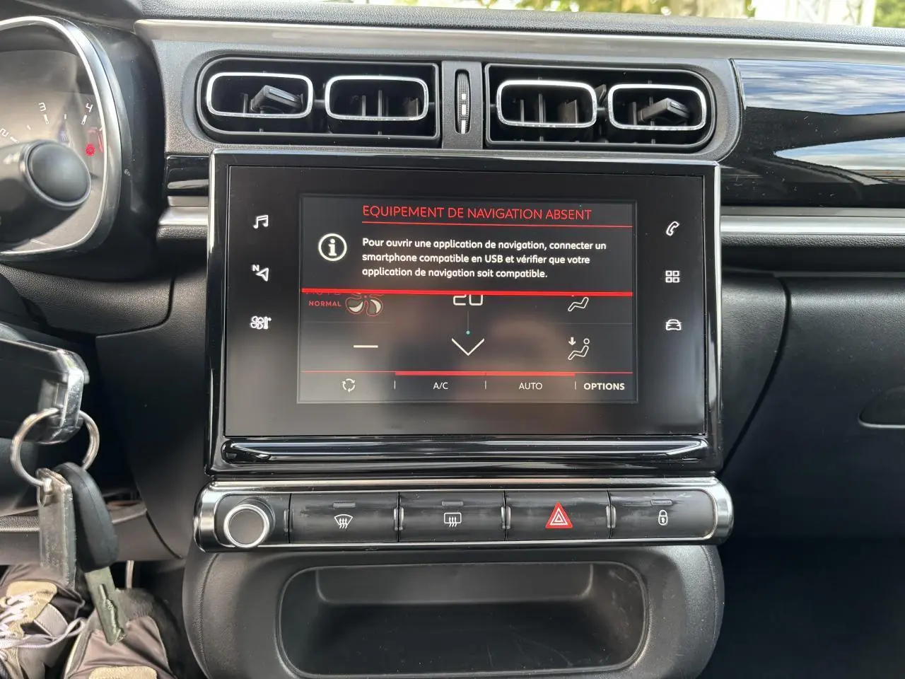 Vue rapprochée du tableau de bord noir de la Citroën C3 2019 avec écran tactile affichant un message d'absence de navigation.
