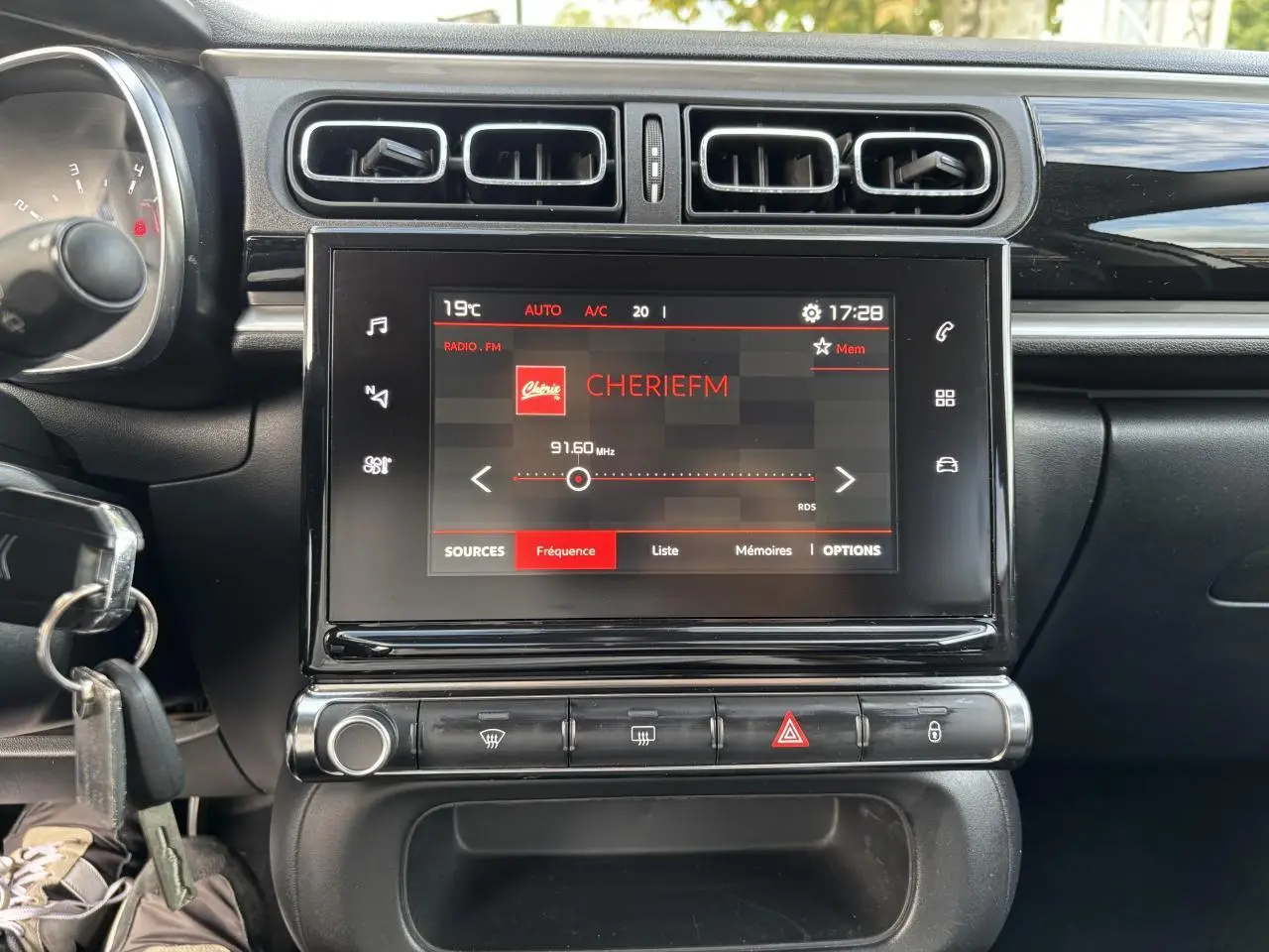 Vue rapprochée de la console centrale de la Citroën C3 2019, écran tactile affichant la radio Cherie FM.