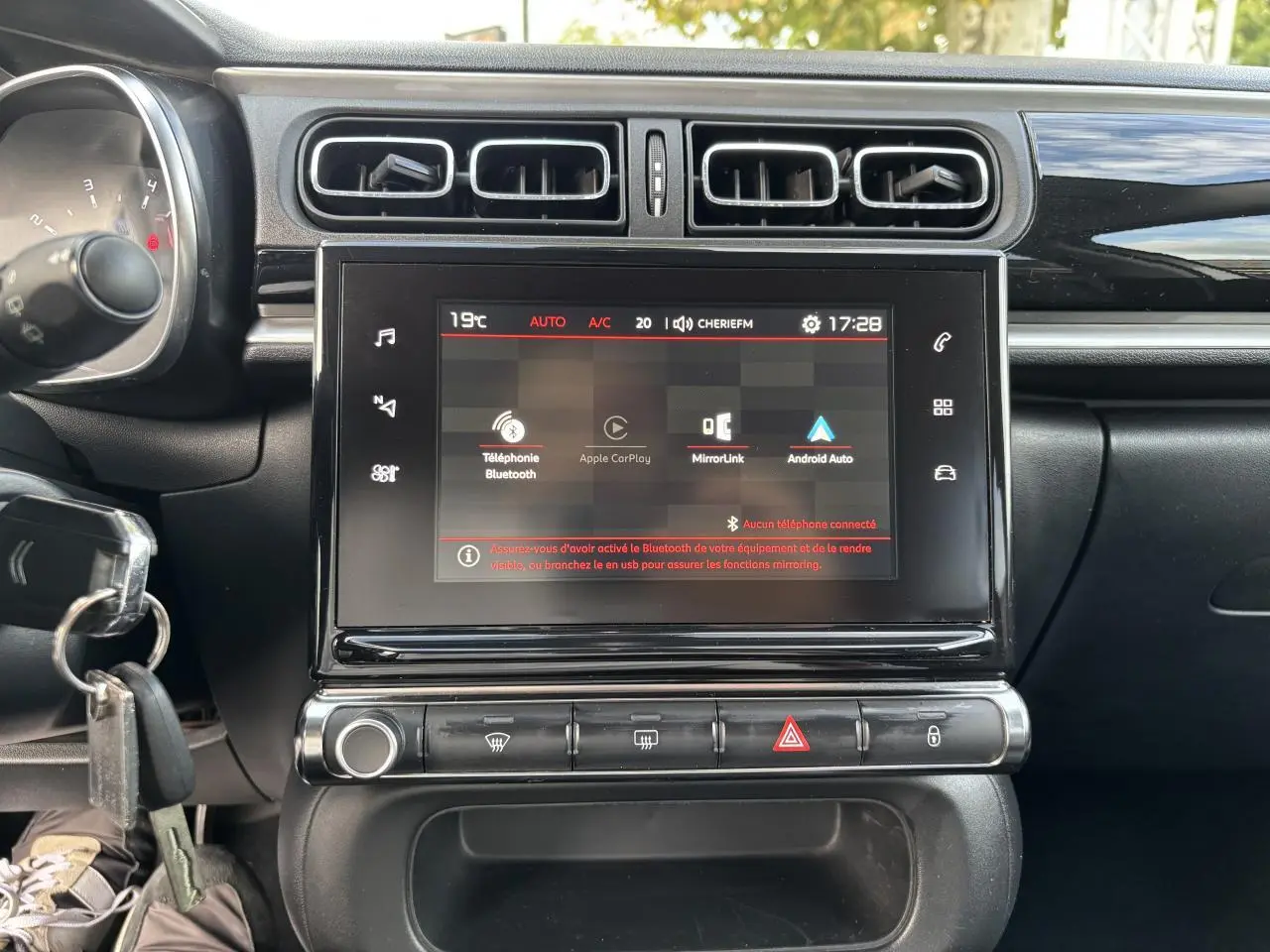 Tablette tactile centrale allumée dans l'habitacle de la Citroën C3 2019, vue frontale du tableau de bord.