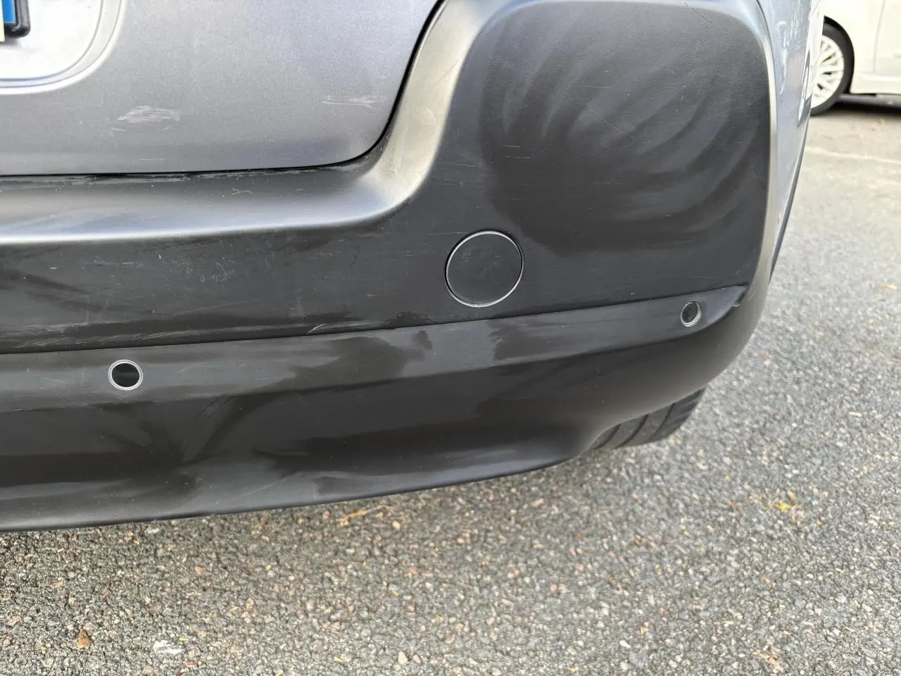 Gros plan sur le pare-chocs arrière gris de la Citroën C3 2019 avec capteurs de stationnement intégrés.