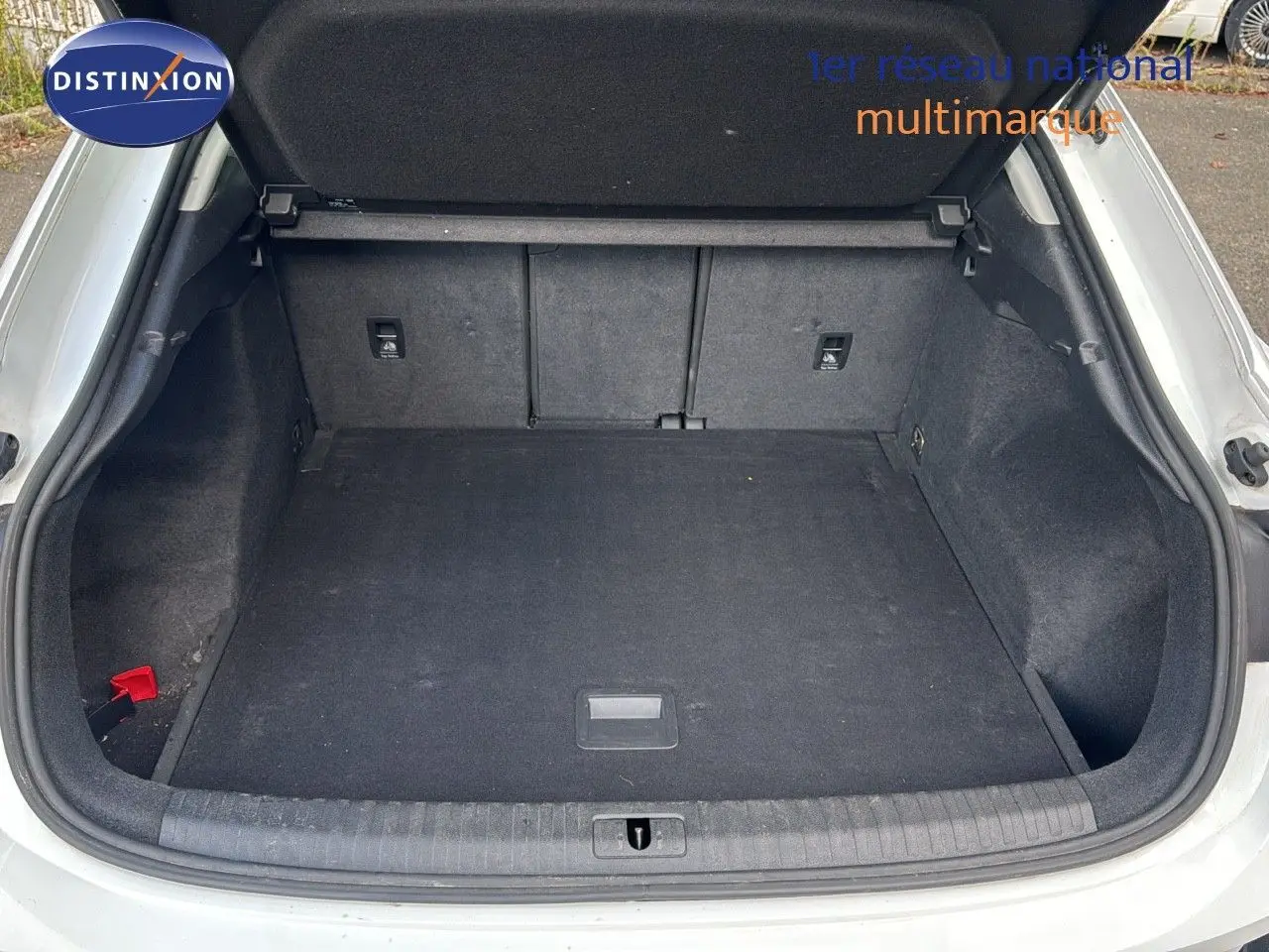Coffre ouvert vu de l'arrière d'un Audi Q3 Sportback blanc 2021, montrant un espace de chargement propre et spacieux.
