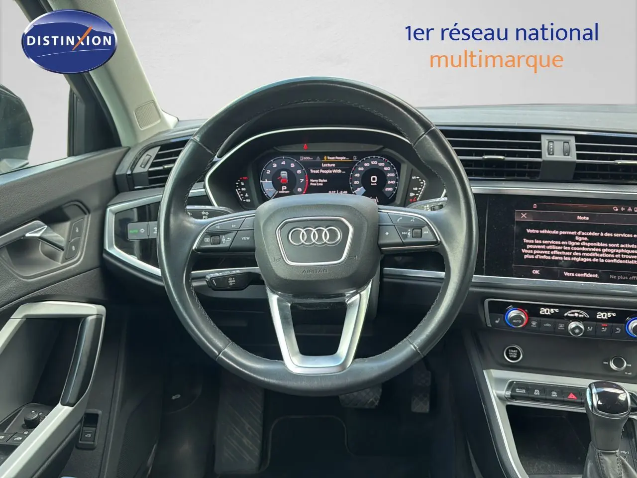Vue intérieure centrée sur le volant Audi Q3 Sportback 2021, avec tableau de bord numérique et console moderne.
