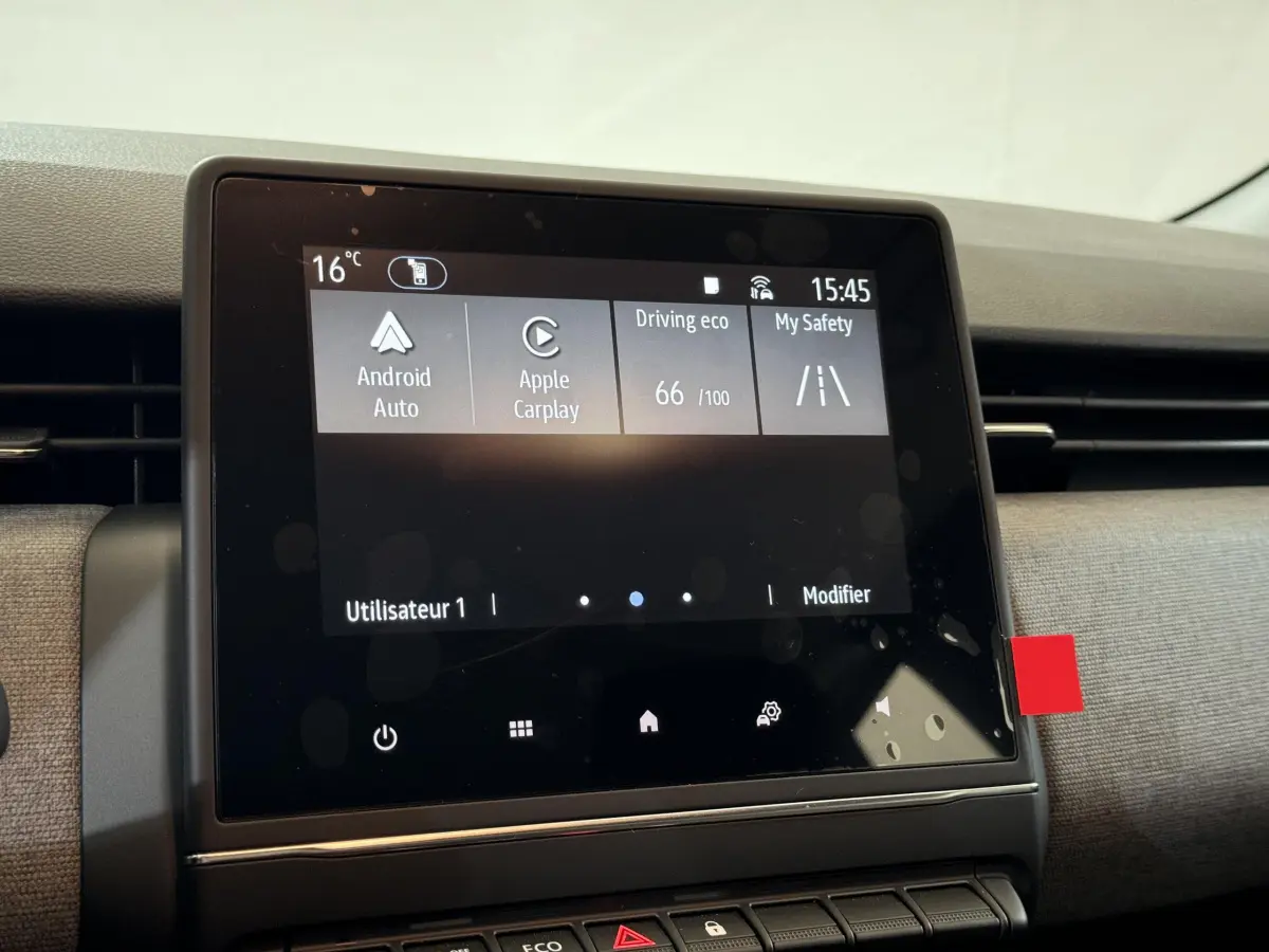 Écran tactile central de la Renault Clio gris clair 2025 affichant Android Auto et Apple CarPlay