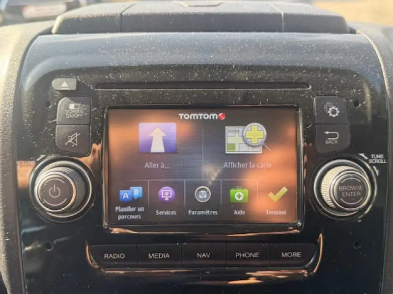 Écran tactile GPS TomTom en gros plan sur le tableau de bord du Peugeot Boxer Fourgon blanc Banquise 2018.